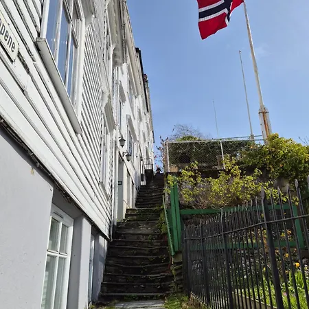Nydelig Hus Med Privat Hage Og Fantastisk Utsikt Over Fisketorget, Bryggen Og Sentrum Bergen