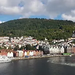 Nydelig Hus Med Privat Hage Og Fantastisk Utsikt Over Fisketorget, Bryggen Og Sentrum 아파트 *
