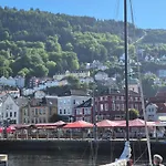 Nydelig Hus Med Privat Hage Og Fantastisk Utsikt Over Fisketorget, Bryggen Og Sentrum *