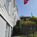 Nydelig Hus Med Privat Hage Og Fantastisk Utsikt Over Fisketorget, Bryggen Og Sentrum 베르겐