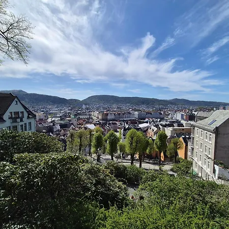 Nydelig Hus Med Privat Hage Og Fantastisk Utsikt Over Fisketorget, Bryggen Og Sentrum Lägenhet *