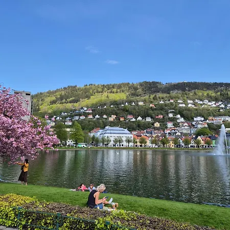 Nydelig Hus Med Privat Hage Og Fantastisk Utsikt Over Fisketorget, Bryggen Og Sentrum Lägenhet Bergen