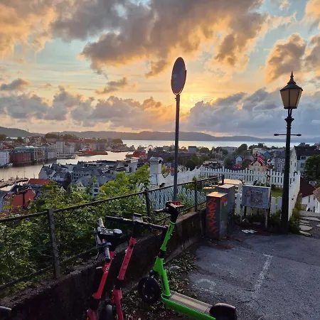 Nydelig Hus Med Privat Hage Og Fantastisk Utsikt Over Fisketorget, Bryggen Og Sentrum Apartmán Bergen