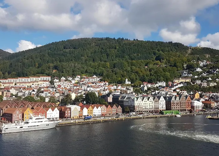 Nydelig Hus Med Privat Hage Og Fantastisk Utsikt Over Fisketorget, Bryggen Og Sentrum 아파트 *