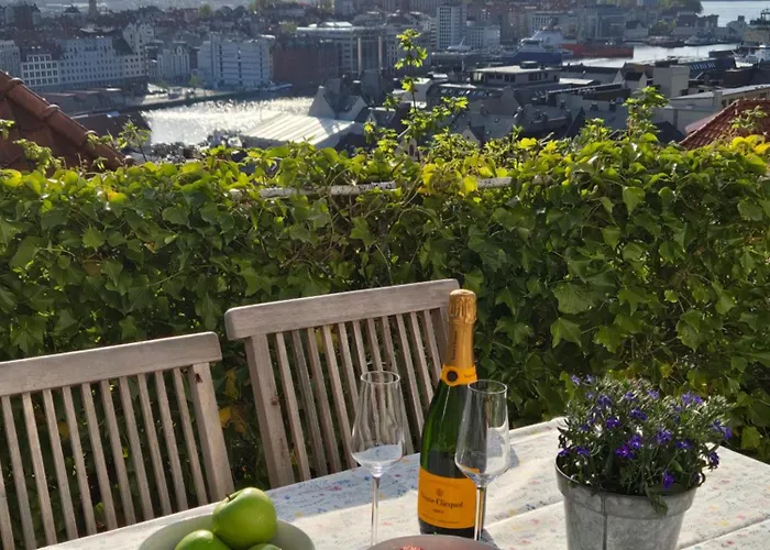 Nydelig Hus Med Privat Hage Og Fantastisk Utsikt Over Fisketorget, Bryggen Og Sentrum 베르겐