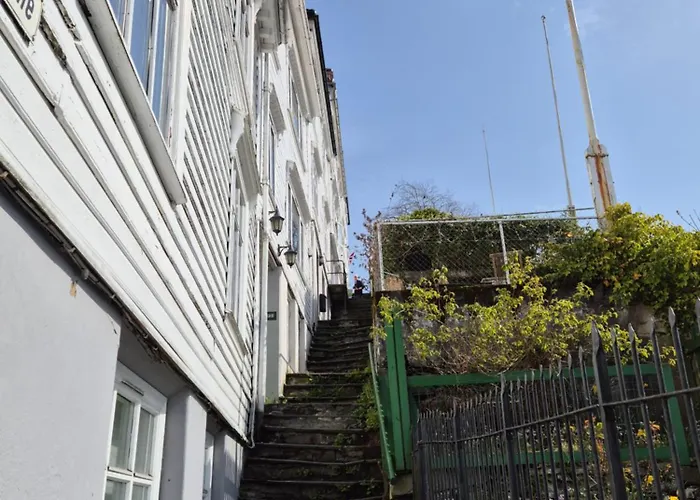 Nydelig Hus Med Privat Hage Og Fantastisk Utsikt Over Fisketorget, Bryggen Og Sentrum 베르겐