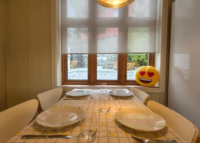 Lägenhet Nydelig Hus Med Privat Hage Og Fantastisk Utsikt Over Fisketorget, Bryggen Og Sentrum
