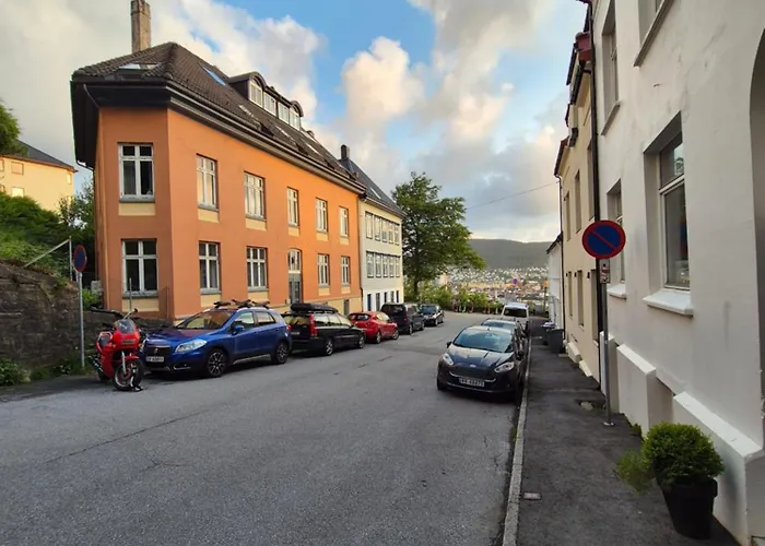 아파트 Nydelig Hus Med Privat Hage Og Fantastisk Utsikt Over Fisketorget, Bryggen Og Sentrum *