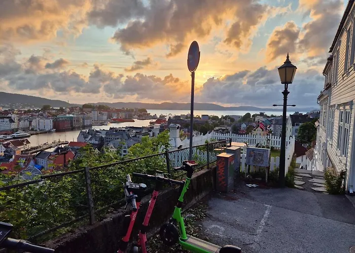 Nydelig Hus Med Privat Hage Og Fantastisk Utsikt Over Fisketorget, Bryggen Og Sentrum Lägenhet Bergen